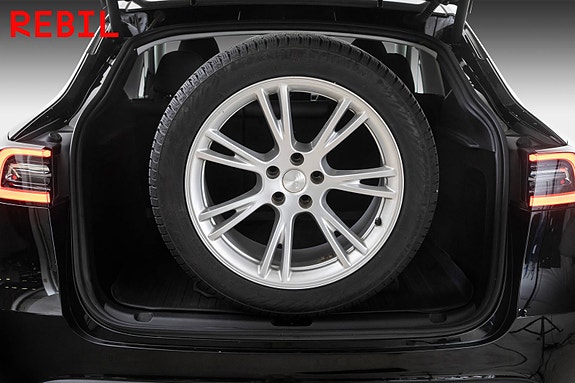 Tesla Model Y 25 of 27