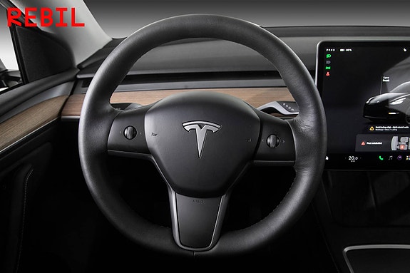 Tesla Model Y 12 of 27