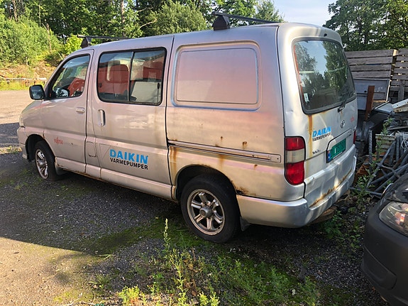 Toyota HiAce 2 of 4