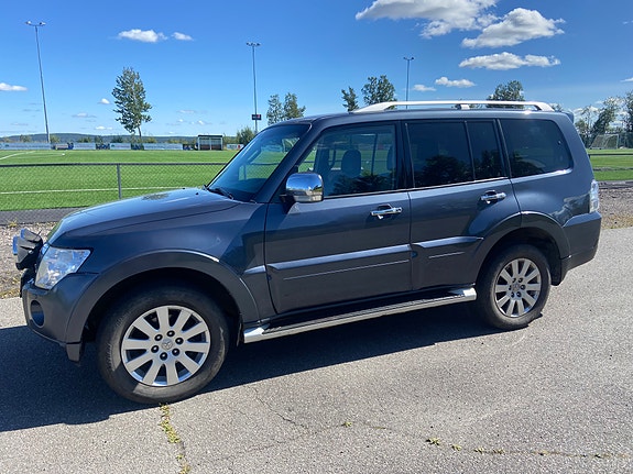 Mitsubishi Pajero 4 of 30