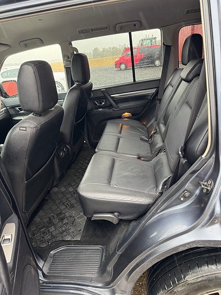 Mitsubishi Pajero 28 of 30