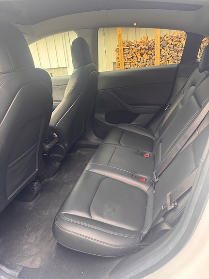 Tesla Model Y 10 of 16
