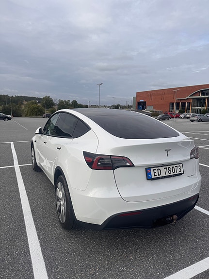 Tesla Model Y 5 of 16