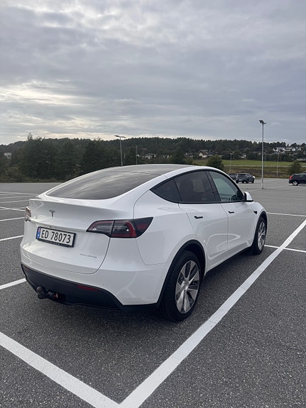 Tesla Model Y 4 of 16