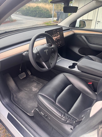 Tesla Model Y 8 of 16