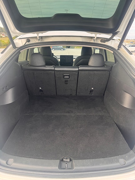Tesla Model Y 11 of 16