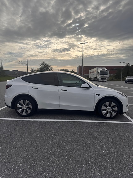 Tesla Model Y 3 of 16