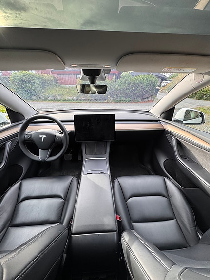 Tesla Model Y 9 of 16