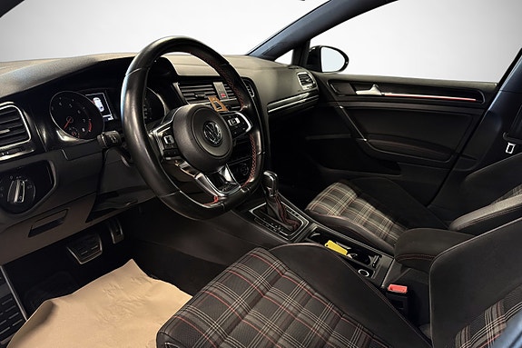 Volkswagen Golf VII 11 of 27