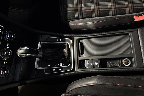 Volkswagen Golf VII 22 of 27