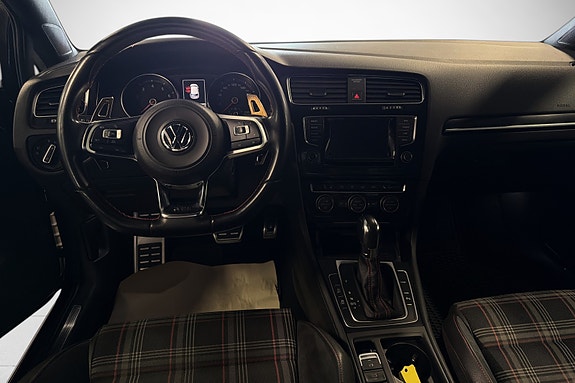 Volkswagen Golf VII 14 of 27