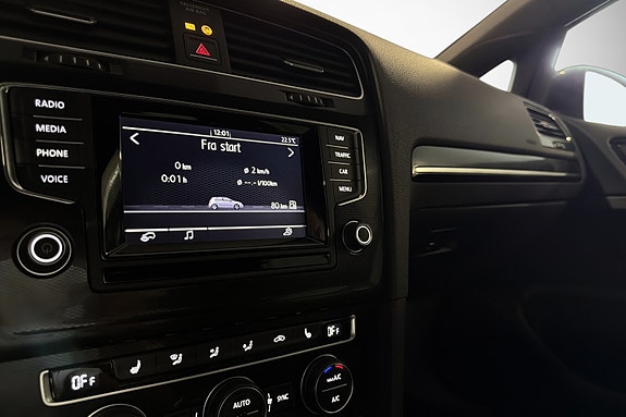 Volkswagen Golf VII 21 of 27