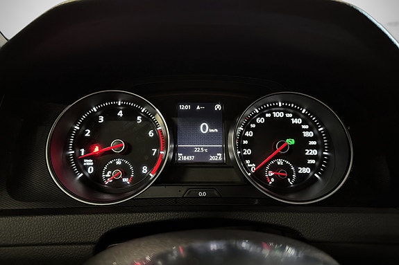 Volkswagen Golf VII 17 of 27