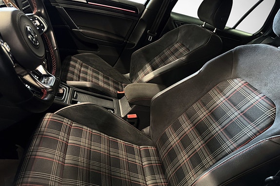 Volkswagen Golf VII 25 of 27