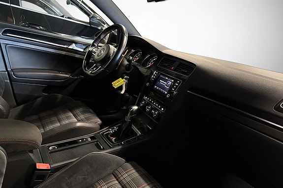 Volkswagen Golf VII 15 of 27