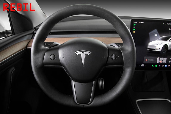 Tesla Model Y 12 of 27