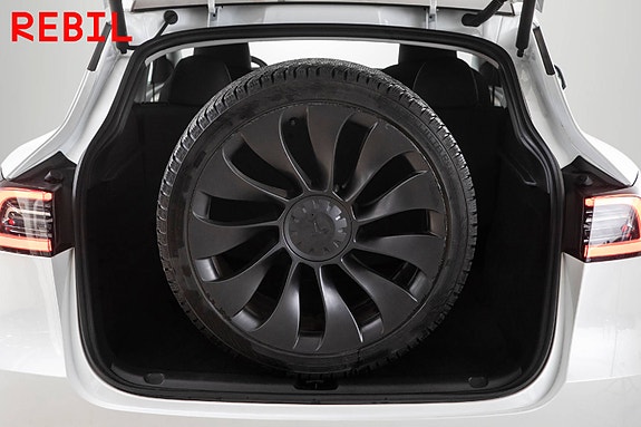Tesla Model Y 25 of 27