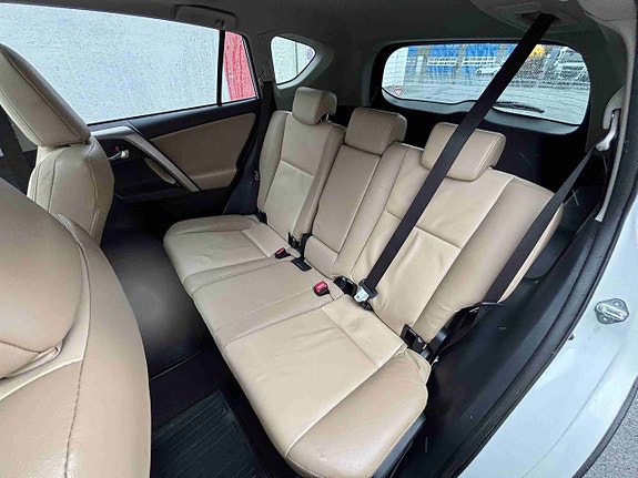 Toyota RAV4 12 of 23