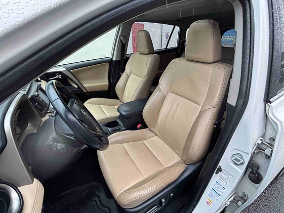 Toyota RAV4 10 of 23