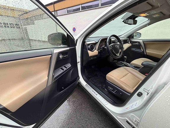 Toyota RAV4 11 of 23