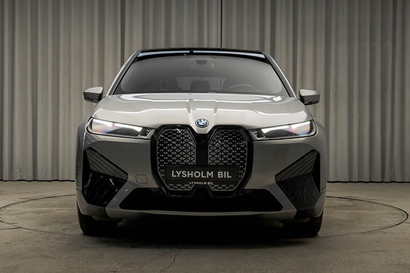 BMW iX 8 of 30