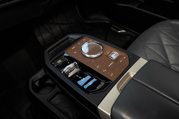BMW iX 28 of 30