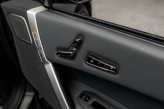BMW iX 20 of 30