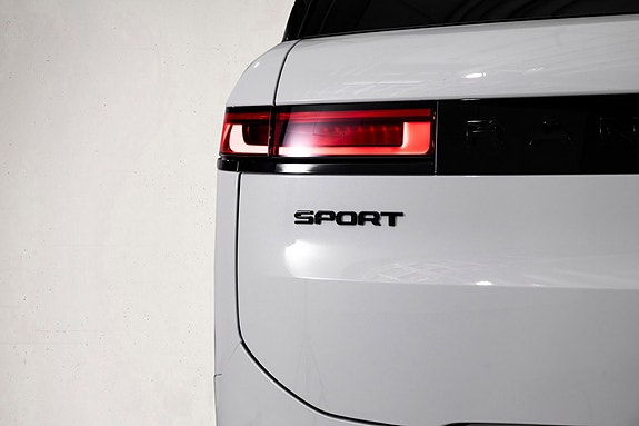 Land Rover Range Rover Sport 8 of 30
