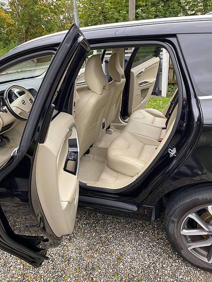 Volvo XC60 11 of 25