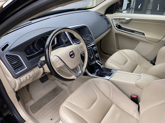 Volvo XC60 10 of 25
