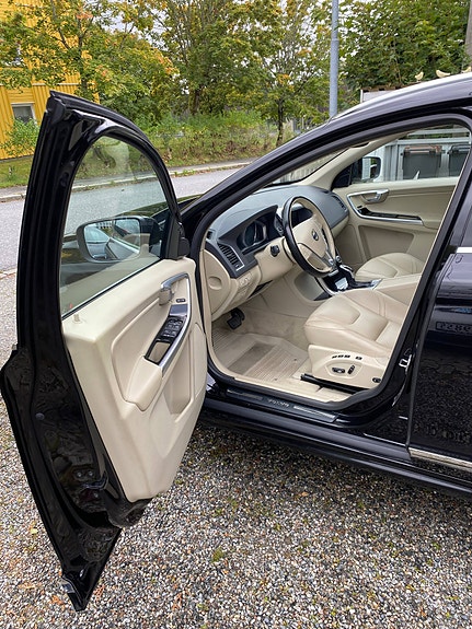 Volvo XC60 8 of 25