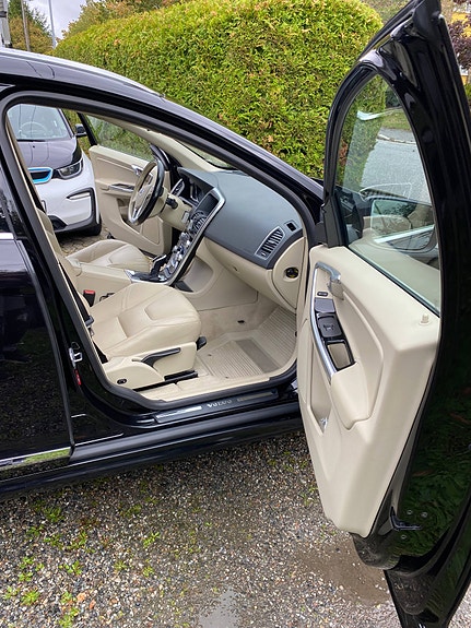 Volvo XC60 12 of 25