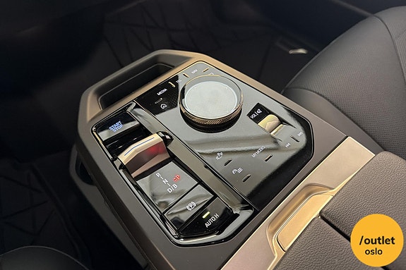 BMW iX 18 of 30