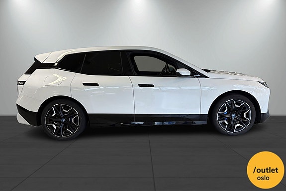 BMW iX 9 of 30