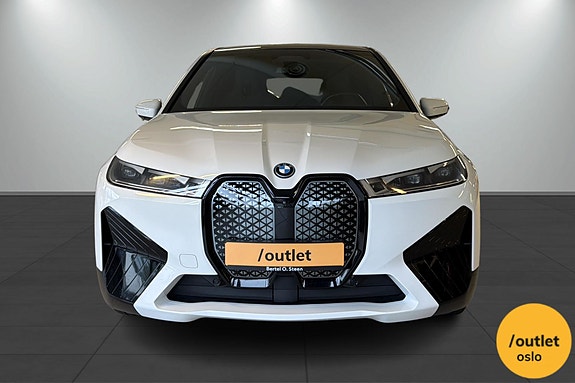 BMW iX 11 of 30