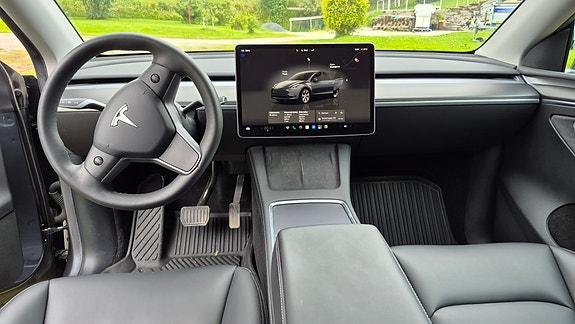 Tesla Model Y 10 of 11