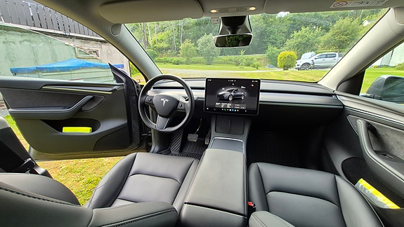 Tesla Model Y 7 of 11