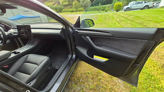 Tesla Model Y 8 of 11