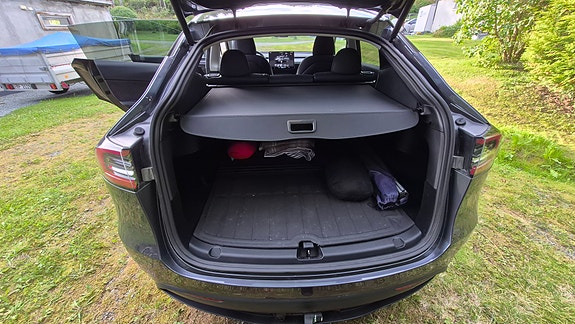 Tesla Model Y 5 of 11