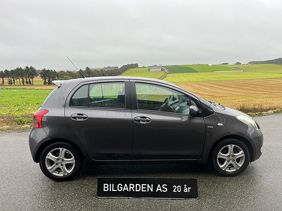 Toyota Yaris 2 of 11