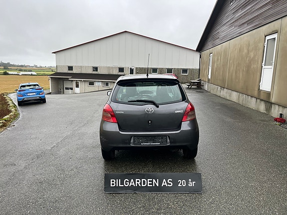 Toyota Yaris 4 of 11