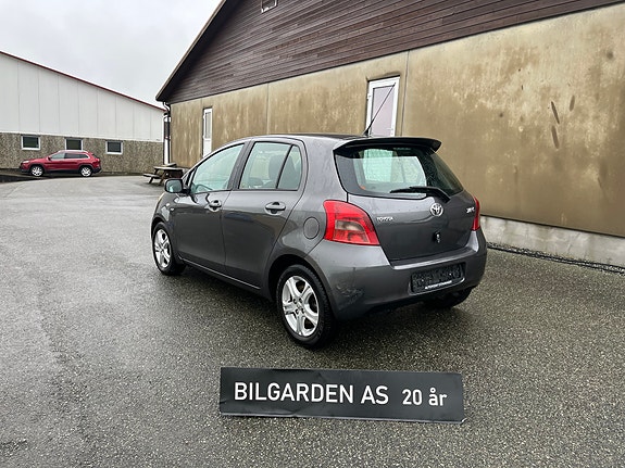 Toyota Yaris 5 of 11