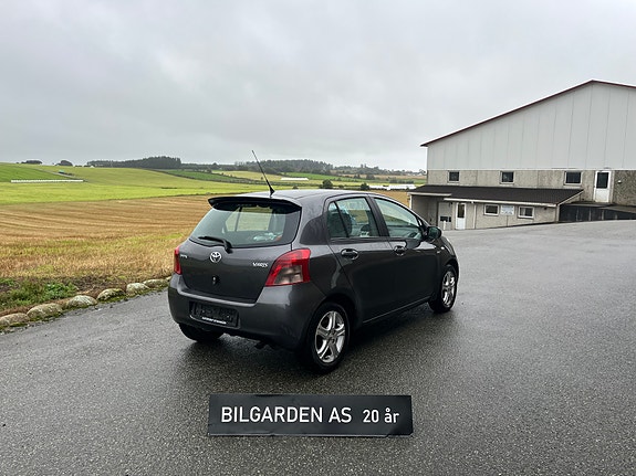 Toyota Yaris 3 of 11