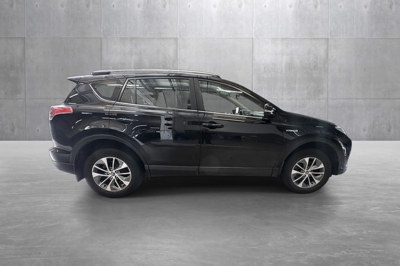 Toyota RAV4 6 of 18