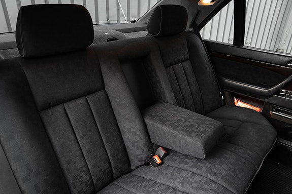 Mercedes-Benz 300 SE 15 of 30