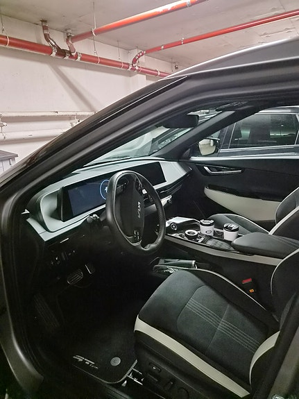 Kia EV6 8 of 19