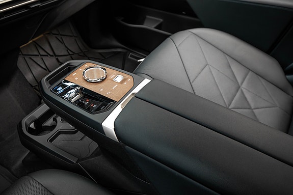 BMW iX 23 of 30