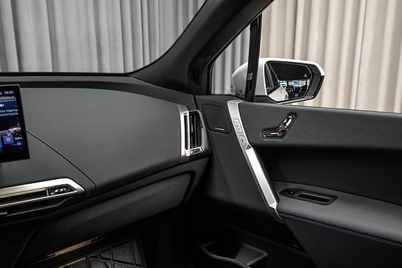 BMW iX 28 of 30