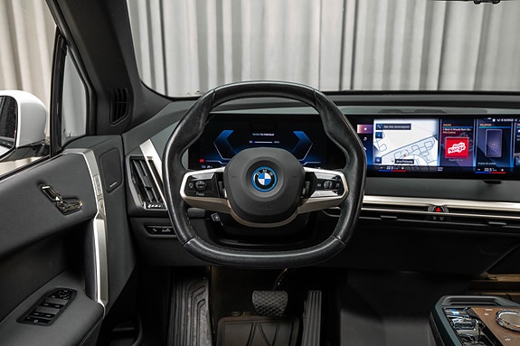 BMW iX 20 of 30