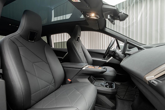 BMW iX 13 of 30